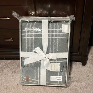 Koolaburra by Ugg Elsa Throw Blanket Pillow Boxed Set Grey Wild Gray Dove White